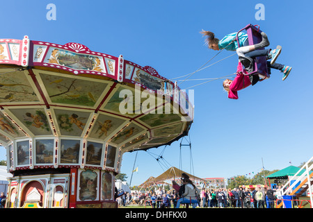 NIEUWEHORNE, Niederlande - 28. September: Messe mit unbekannten Kindern an einem hölzernen Karussell während des landwirtschaftlichen Festivals Flaeijel Stockfoto