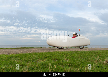 Velomobil Fahrrad entlang der niederländischen Küste Stockfoto