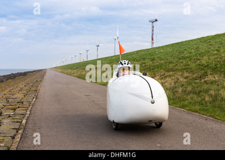 Velomobil Fahrrad entlang der niederländischen Küste Stockfoto