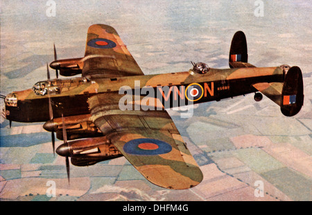 Lancaster-Bomber während des Fluges, 1942 Farbfoto von der ikonischen schwerer Bomber der RAF im Flug irgendwo über England Stockfoto