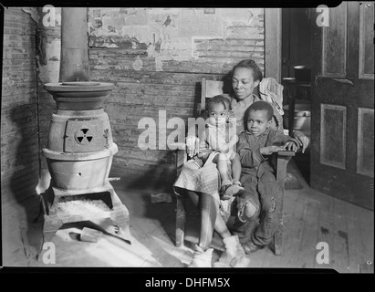 Dieses Foto zeigt die Familie Johnson aus Scott's Run, West Virginia, mit dem Vater arbeitslos. Das Bild spiegelt die Herausforderungen wider, denen Arbeiterfamilien im ländlichen West Virginia während der Großen Depression gegenüberstanden. Stockfoto