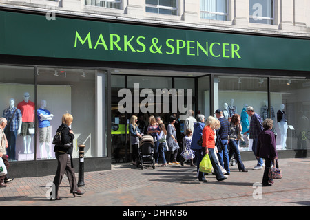 Ortsverbandes Stafford der Marks &amp; Spencer, der High Street Einzelhändler, besetzt mit Käufern betreten und verlassen Stockfoto