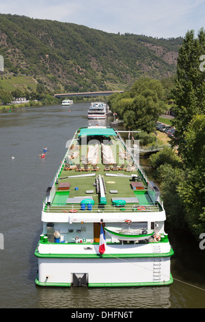 Kreuzfahrt-Schiffe in der Nähe von Cochem an der Mosel in Deutschland Stockfoto