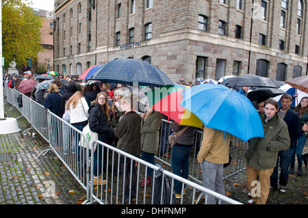 Bristol, UK. 9. November 2013. Schlangen von jungen Hoffnungsträger warten geduldig in der Regen für Disneys ersten offenes Casting Vorsingen für den neuen Star Wars Film, wird in das Arnolfini Arts Centre im Zentrum von Bristol am 9. & 10. November statt.  Einige davon haben seit 22:00 am Vorabend Schlange worden.  9. November 2013 übernommen. Bildnachweis: Rachel Mann/Alamy Live-Nachrichten Stockfoto