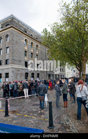 Bristol, UK. 9. November 2013. Schlangen von jungen Hoffnungsträger warten geduldig in der Regen für Disneys ersten offenes Casting Vorsingen für den neuen Star Wars Film, wird in das Arnolfini Arts Centre im Zentrum von Bristol am 9. & 10. November statt.  Einige davon haben seit 22:00 am Vorabend Schlange worden.  9. November 2013 übernommen. Bildnachweis: Rachel Mann/Alamy Live-Nachrichten Stockfoto