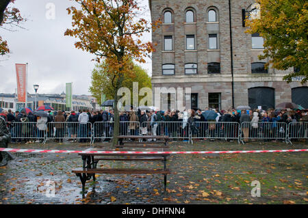 Bristol, UK. 9. November 2013. Schlangen von jungen Hoffnungsträger warten geduldig in der Regen für Disneys ersten offenes Casting Vorsingen für den neuen Star Wars Film, wird in das Arnolfini Arts Centre im Zentrum von Bristol am 9. & 10. November statt.  Einige davon haben seit 22:00 am Vorabend Schlange worden.  9. November 2013 übernommen. Bildnachweis: Rachel Mann/Alamy Live-Nachrichten Stockfoto