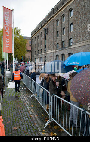 Bristol, UK. 9. November 2013. Schlangen von jungen Hoffnungsträger warten geduldig in der Regen für Disneys ersten offenes Casting Vorsingen für den neuen Star Wars Film, wird in das Arnolfini Arts Centre im Zentrum von Bristol am 9. & 10. November statt.  Einige davon haben seit 22:00 am Vorabend Schlange worden.  9. November 2013 übernommen. Bildnachweis: Rachel Mann/Alamy Live-Nachrichten Stockfoto