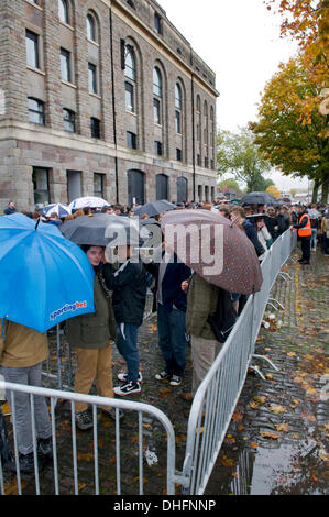 Bristol, UK. 9. November 2013. Schlangen von jungen Hoffnungsträger warten geduldig in der Regen für Disneys ersten offenes Casting Vorsingen für den neuen Star Wars Film, wird in das Arnolfini Arts Centre im Zentrum von Bristol am 9. & 10. November statt.  Einige davon haben seit 22:00 am Vorabend Schlange worden.  9. November 2013 übernommen. Bildnachweis: Rachel Mann/Alamy Live-Nachrichten Stockfoto