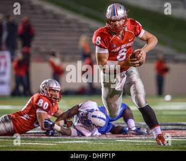 Albuquerque, New Mexico, USA. 8. November 2013. New Mexico Lobos Quarterback COLE GAUTSCHE (R) bleibt fern ein Air Force Falcons Verteidiger auf seinem Weg zum scoring bei Universitätsstadion. Die Lobos schlagen die Falcon 45 37. © Roberto E. Rosales/Albuquerque Journal/ZUMAPRESS.com/Alamy Live-Nachrichten Stockfoto