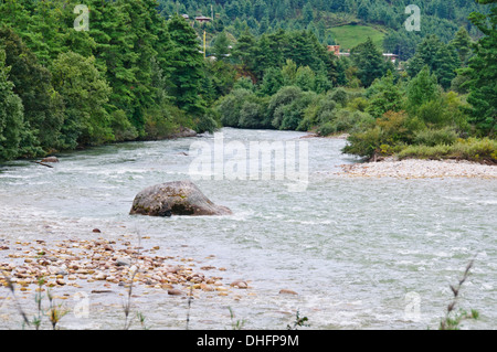 Chamkhar Chhu Fluss, Chokhor Tal, Betriebe, Produkte, Gebet Hotel, Geschäften, Warenhäusern, Brücken, Kloster, Mönche, Häuser, Bumthang, Bhutan Stockfoto