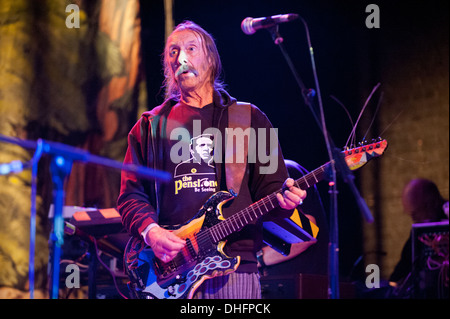 Space-Rock-Band Hawkwind Konzert in Wolverhampton Wulfrun Hall, UK, November 2013. Dave Brock Gitarrist und Gründungsmitglied. Stockfoto