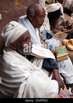 Zwei Pilger lesen die Bibel außerhalb Kirche in Lalibela Stockfoto