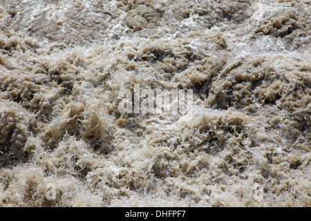 Detail der Danube wilden Wasser bei Flut durch höchste gemessene Wasser in Cunovo Sperrfeuer Stockfoto