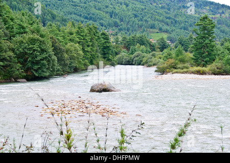 Chamkhar Chhu Fluss, Chokhor Tal, Betriebe, Produkte, Gebet Hotel, Geschäften, Warenhäusern, Brücken, Kloster, Mönche, Häuser, Bumthang, Bhutan Stockfoto