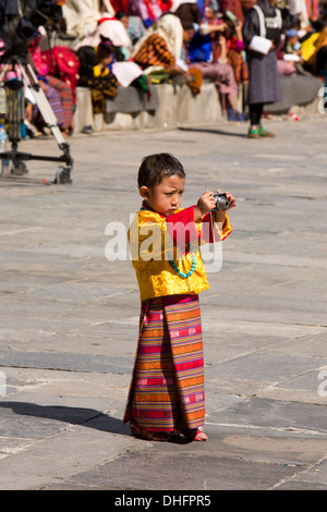 Bhutan, Thimpu Dzong, jährliche Tsechu junge unter Bild des Festivals mit Kamera Stockfoto