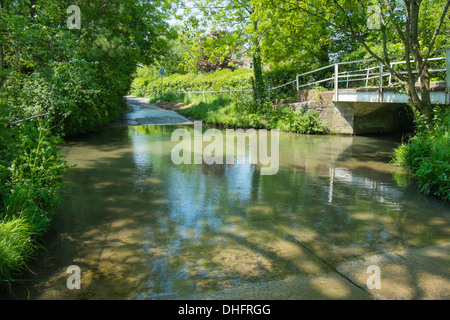 Eine Furt über den Fluss Shreen (ein Nebenfluss des Dorset Stour) am Colesbrook mit einem angrenzenden Brücke in ländlichen Dorset. Stockfoto