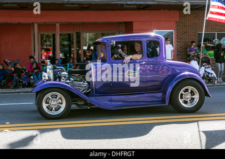 Lila 1932 Ford fünf Fenster Coupé Hotrod an der University of Florida 2013 Homecoming Parade in Gainesville, Florida, USA. Stockfoto