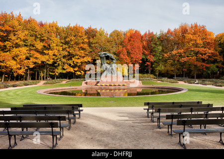 Chopin-Denkmal in Herbstlandschaft der Royal Lazienki-Park in Warschau, Polen. Stockfoto