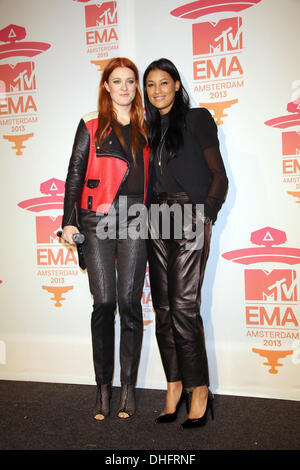 Amsterdam, Niederlande. 9. November 2013. Aino jawo (r) Und Caroline Hjelt der schwedischen pop-Duos Icona Pop an der Pressekonferenz von 2013 MTV EMAs aka MTV Europe Music Awards am Westerunie in Amsterdam, Niederlande, am 9. November 2013 teilnehmen. : Bildnachweis Hubert Boesl/Dpa: Dpa picture-Alliance/Alamy Live News Stockfoto