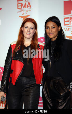 Amsterdam, Niederlande. 9. November 2013. Aino jawo (r) Und Caroline Hjelt der schwedischen pop-Duos Icona Pop an der Pressekonferenz von 2013 MTV EMAs aka MTV Europe Music Awards am Westerunie in Amsterdam, Niederlande, am 9. November 2013 teilnehmen. : Bildnachweis Hubert Boesl/Dpa: Dpa picture-Alliance/Alamy Live News Stockfoto