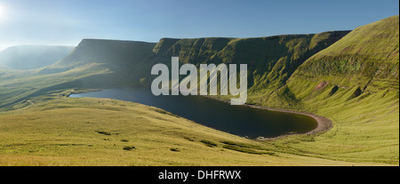 Die Bannau Sir Gaer Grat mit Picws Du drohend über Llyn y Fan Fach in den Brecon Beacons, Wales. Stockfoto