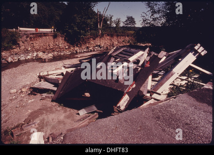 EINE ÜBERDACHTE BRÜCKE LIEGT IN FURNACE RUN AM OAK HILL UND EVERETT STRAßEN IN BOSTON TOWNSHIP IN DER NÄHE VON CLEVELAND, OHIO. A. 557993 Stockfoto