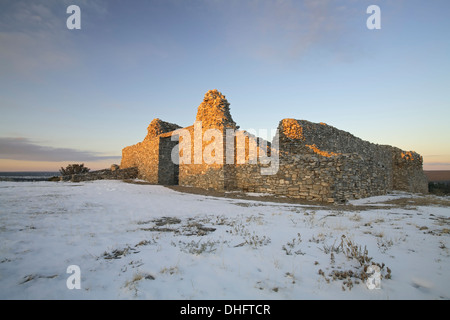 Kirche in Gran Quivira (ca. 1600 s) und Schnee, Salinas Pueblo Missions National Monument, New Mexico USA Stockfoto