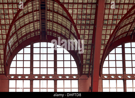 Schöne Fenster von Antwerpen Hauptbahnhof Stockfoto