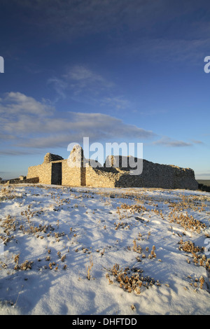 Kirche in Gran Quivira (ca. 1600 s) und Schnee, Salinas Pueblo Missions National Monument, New Mexico USA Stockfoto