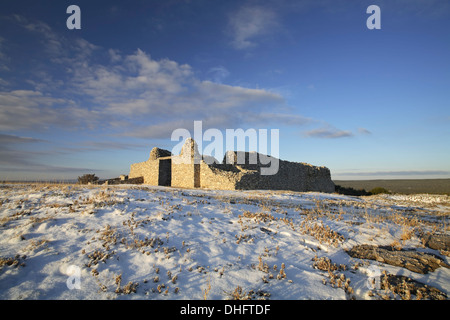 Kirche in Gran Quivira (ca. 1600 s) und Schnee, Salinas Pueblo Missions National Monument, New Mexico USA Stockfoto