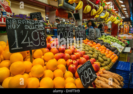 Bunte Obst und Gemüse stall, La Boqueria-Markt, Barcelona, Katalonien, Spanien Stockfoto