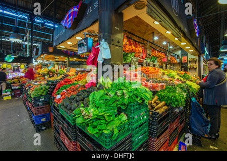 Bunte Obst und Gemüse stall, La Boqueria-Markt, Barcelona, Katalonien, Spanien Stockfoto