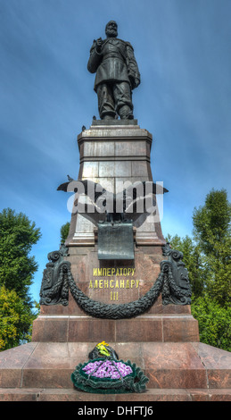 Denkmal für Kaiser Alexander III. in Irkutsk, Russland. Es wurde 1908 eröffnet. Inschrift bedeutet "Zum Kaiser Alexander III." Stockfoto