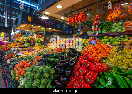 Bunte Obst und Gemüse stall, La Boqueria-Markt, Barcelona, Katalonien, Spanien Stockfoto