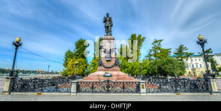 Denkmal für Kaiser Alexander III. in Irkutsk, Russland. Es wurde 1908 eröffnet. Inschrift bedeutet "Zum Kaiser Alexander III." Stockfoto