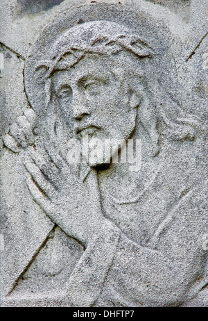 BRATISLAVA - AUGUST 7: Entlastung von Jesus Christus mit dem Kreuz vom 19. Jhdt. auf dem Grab im Friedhof "Na Kozej Brane" Stockfoto