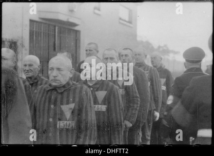 Das Bild zeigt Gefangene im KZ Sachsenhausen, das am 19. Dezember 1938 gefangen genommen wurde. Sachsenhausen war eines der berüchtigtsten Konzentrationslager der Nazis während des Zweiten Weltkriegs, wo viele unter brutalen Bedingungen litten. Stockfoto