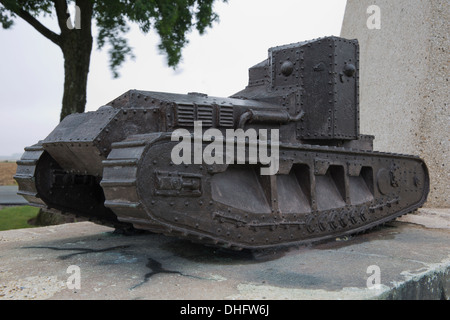 Seitenansicht eines Modell-Tanks auf dem Tank-Denkmal Stockfoto