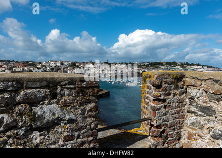 St Peter Port angesehen von den Zinnen des Castle Cornet, GUERNSEY, Channel Islands Stockfoto