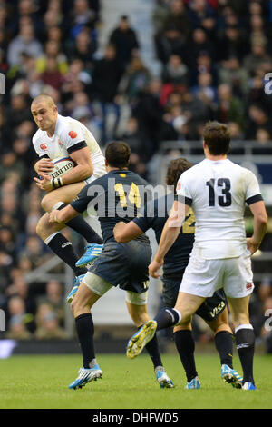 Twickenham, Großbritannien. 9. November 2013. Englands Mike Brown, fängt den Ball während der QBE internationalen Rugby-Union-match zwischen England und Argentinien gespielt im Twckenham Stadion, am 9. November 2013 in Twickenham, England. Bildnachweis: Mitchell Gunn/ESPA/Alamy Live-Nachrichten Stockfoto