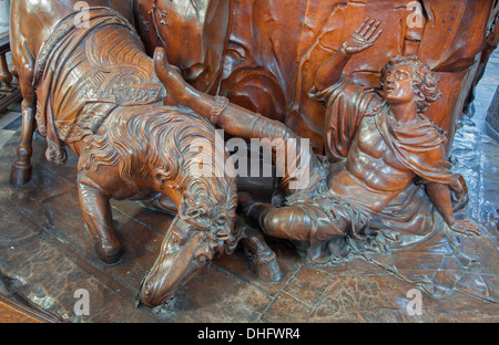 LEUVEN, Belgien - SEPTEMBER 3: Geschnitzte Skulptur der Bekehrung des Apostels Paulus in St. Peters Dom Stockfoto