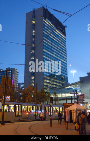 City Tower, (ehemals Sunley Gebäude), in Piccadilly, Manchester, mit einer Metro-Tram im Vordergrund. Stockfoto