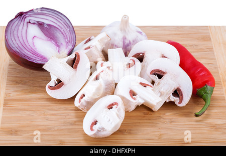Haufen von Champignon Pilze mit Zwiebel isoliert auf weißem Hintergrund Stockfoto