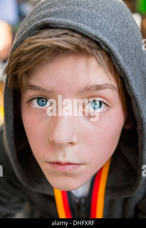 Porträt von einem Teenager mit grauen Hoodie Sweatshirts, nach dem Sport mit rotem Gesicht. Stockfoto