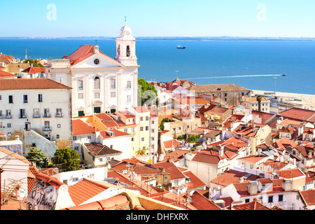 Eines der 'Miradouro' Aussichtspunkte in Lissabon. Miradouro da Santa Luzia mit Blick auf die Alfama Viertel und den Fluss Tejo Stockfoto