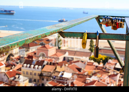 Liebesschlösser an eines der 'Miradouro' Standpunkte in der zentral-Lissabon, Portugal Stockfoto