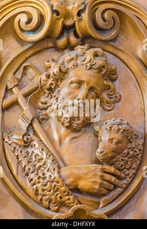 LEUVEN, Belgien - SEPTEMBER 3: Geschnitzte Relief des Heiligen Johannes des Täufers in Sint-jan de-Doperkerk am 3. September 2013 Stockfoto