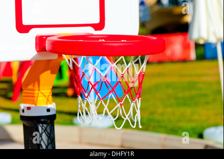 einen Basketballkorb auf dem Spielplatz-Nahaufnahme Stockfoto