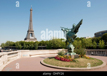 Die Statue eine Reiterin auf dem Bir-Hakeim Viadukt mit dem Eiffelturm in der Ferne. Paris, Frankreich, Europa. Stockfoto