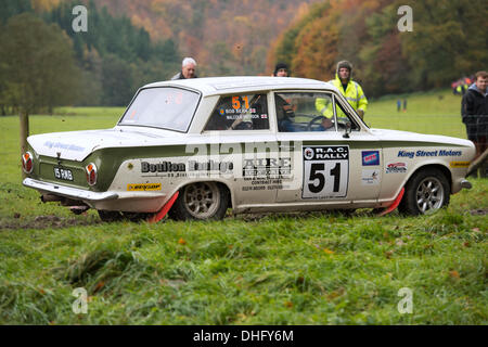 Duncombe Park, North Yorkshire, UK. 9. November 2013. RAC Rallye Duncombe Park Wertungsprüfung 7. Bob Bean und Malcolm Smithson führende Klasse B4 (für historische Fahrzeuge registriert vor 31.12.1967) in einem Ford Lotus Cortina Credit: Geoff Mayer/Alamy Live News Stockfoto